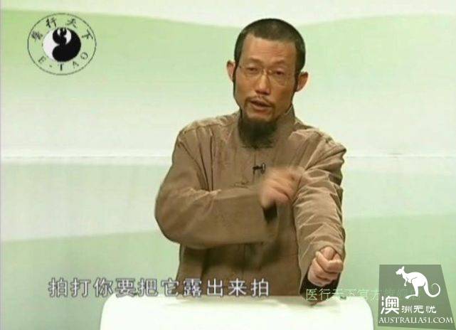 中国“拍打拉筋大师”涉嫌治死悉尼男童案开审，双方均拒认罪