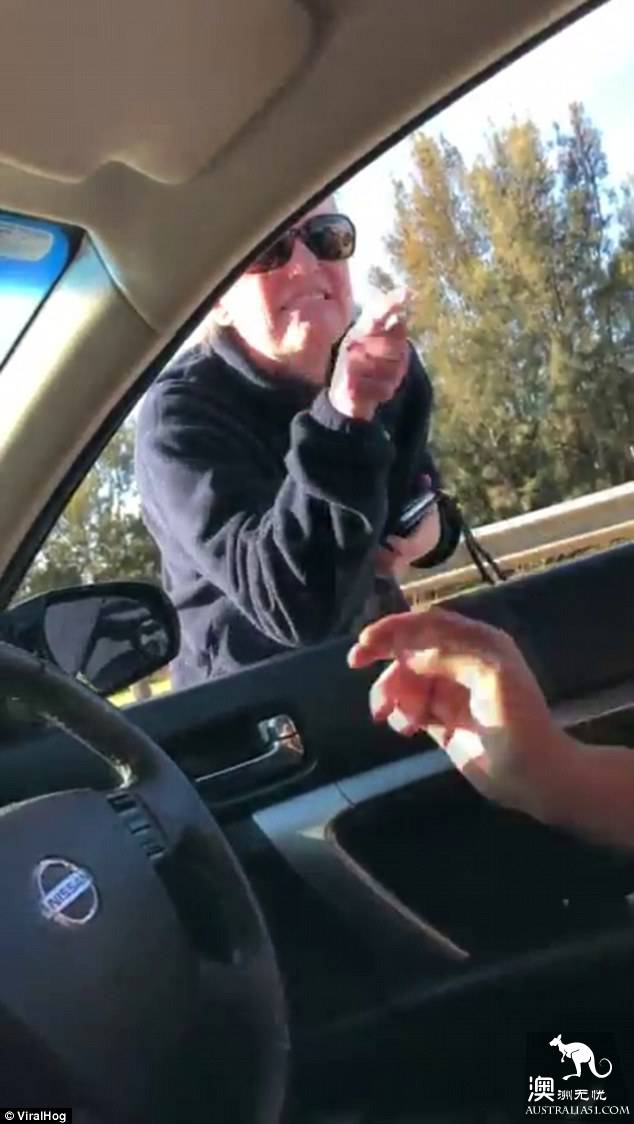 并线引发路怒冲突，女子竟将车停在路中央