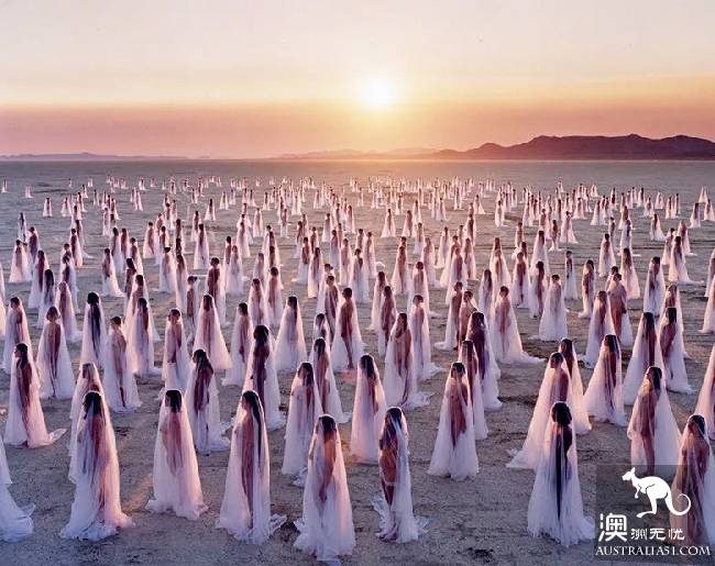即将!4000+裸男裸女齐聚墨尔本拍果照,乌泱泱全是肉啊...