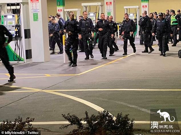 墨尔本毕业生狂欢失控，上百防暴警察出动