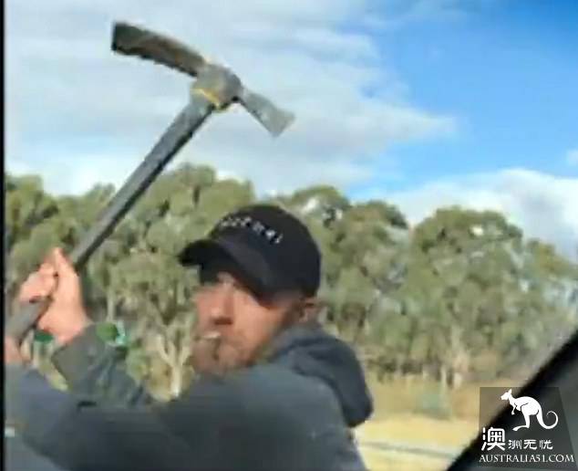 墨尔本可怕路怒冲突,男子持镐砸烂车窗
