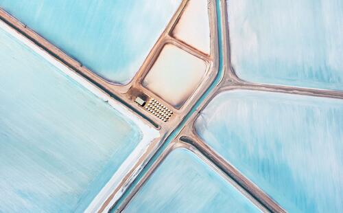 航拍澳大利亚鲨鱼湾（Shark Bay）蓝色盐田，似油画的笔触